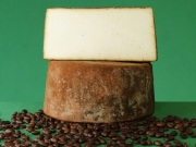 Британцы разработали козий сыр, который созревает в кофейных зернах