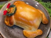 В Сингапуре готовят рождественский хлеб в виде жареной курочки
