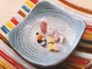 Повар японского ресторана готовит самые маленькие суши
