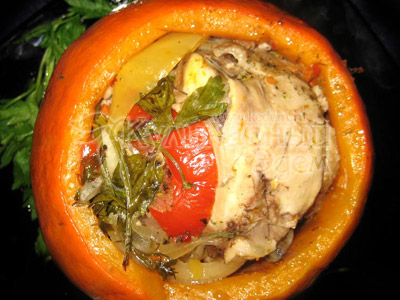 Тыква, фаршированная курицей и овощами