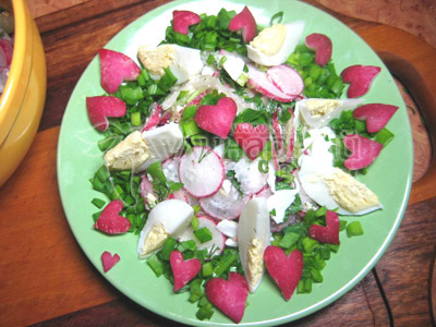 Салат из редиса с яйцом и зеленью
