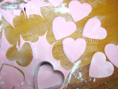 Вырезать формочкой сердечки-валентинки и оставить их на плоской поверхности подсыхать