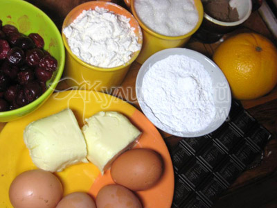Ингредиенты для приготовления шоколадного торта с фруктами
