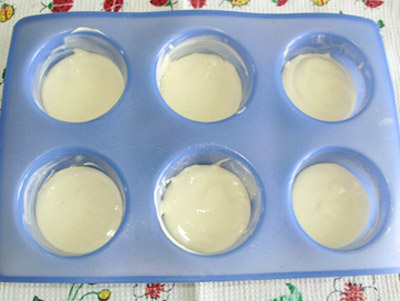 Переложить тесто в формочки