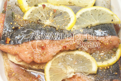 Очистите рыбу от чешуи и внутренностей, отделите голову и плавники. Обильно посыпьте смесью соли и сахара. Смешать все специи и натереть рыбу 12 частью смеси. Горбуша домашнего посола