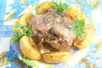 Запеченная свинина на косточке с картофелем