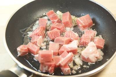 Добавить кубиками нарезанное мясо и тушить до готовности
