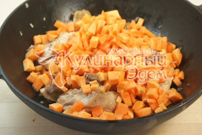 Морковь почистите и порежьте кубиками, добавьте в сковороду