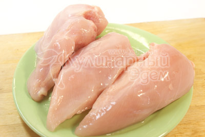 Филе куриной грудки промыть и обсушить