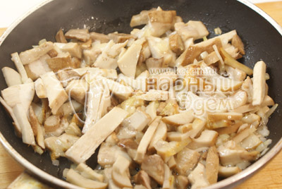 Лук мелко нашинковать, грибы не крупно порезать. Обжарить грибы с луком на подсолнечном масле 5-7 минут