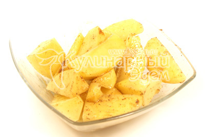 Картофель почистить и порезать небольшими ломтиками. Посолить и поперчить смесью черного и красного перца. Добавить растительное масло