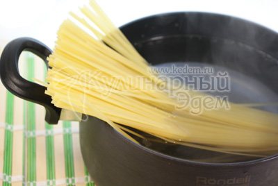 Плоские спагетти отварить в подсоленной воде