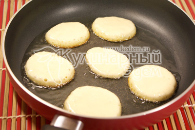 Разогреть растительное масло на сковороде и при помощи десертной ложки выкладывать тесто на сковороду