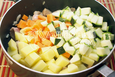 В сотейник с ясом добавить морковь, картофель и кабачок