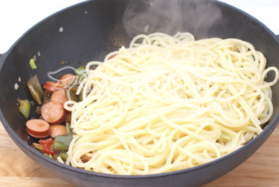 Добавить спагетти и хорошо перемешать