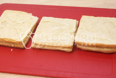 Сформировать пирожные, выкладывая слоями тесто и промазывать кремом
