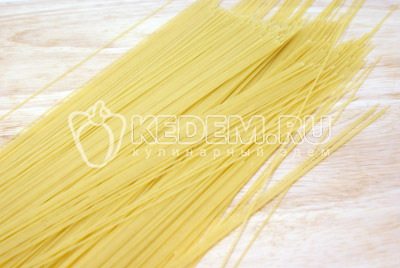 Спагетти отварить до готовности