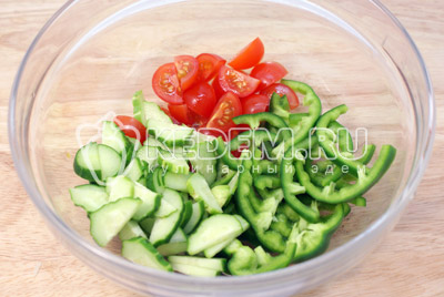 Овощи вымыть и нарезать в миску, помидоры четвертинками, огурцы и перец ломтиками