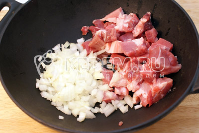 Мясо нарезать кубиками, лук нашинковать. Обжаривать мясо с луком на растительно масле 5-7 минут. Добавить ¼ стакана воды и тушить под крышкой на среднем огне 10-12 минут