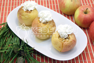 Запеченные яблоки с мёдом и кедровыми орехами готовы
