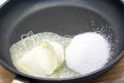 В сковороде растопить масло, добавить сахар, корицу и воду