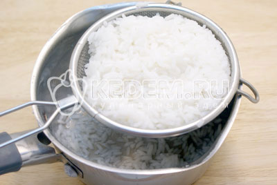 Рис отварить в подсоленной воде до готовности. Откинуть на сито