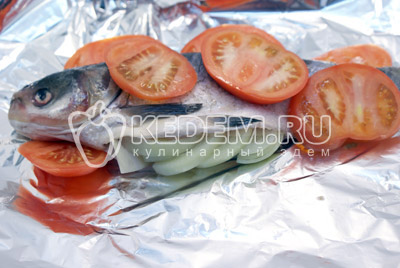 Выложить кольцами порезанный помидор сверху толстолобика и полить оливковым маслом