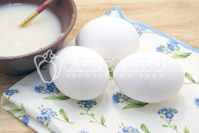 Подготовить яйца и салфетки