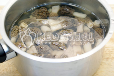 Переложить в кастрюлю и залить холодной водой варить 15-20 минут. Слить отвар и промыть грибы проточной водой