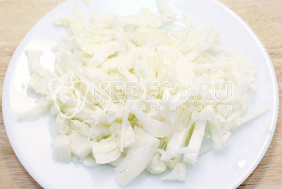 Добавить нашинкованную капусту и варить 2-3 минуты
