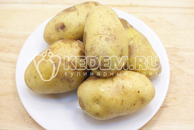 Чтобы приготовить картофельные дольки под сыром в духовке, надо картофель вымыть и очистить