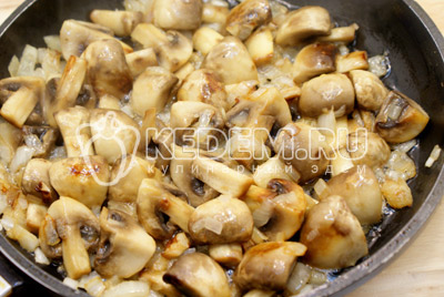 Обжарить лук с грибами на сковороде с растительным маслом