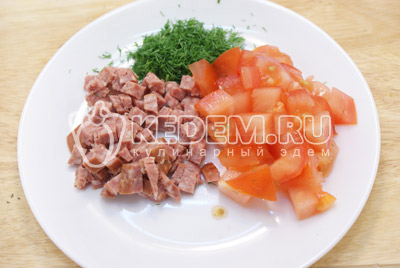 Добавить кубиками нарезанные колбасу, помидоры и мелко нашинкованный укроп