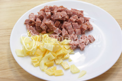 Сыр и колбасу нарезать небольшими кубиками. 