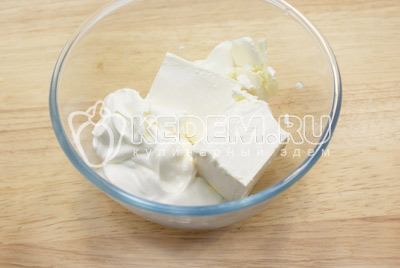 Для сырного крема смешать в миске сливочный сыр и сметану