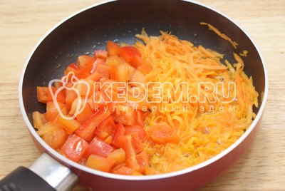 На растительном масле обжарить тертую морковь и кубиками на резаные помидоры, в течении 2 минут. 