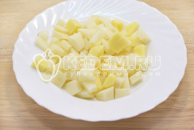 Убрать луковицу из бульона, бульон процедить. Картофель очистить и нарезать кубиками.