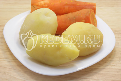 Картофель и морковь отварить, остудить и очистить