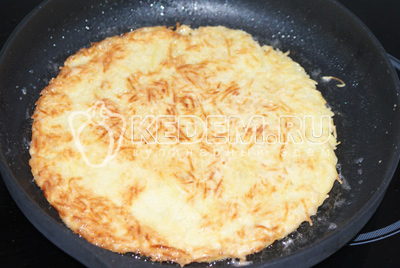 На сковороде обжарить картофельную смесь с двух сторон, придавая ей форму блинов