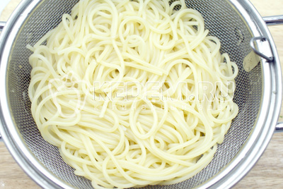 Спагетти отварить в подсоленной воде и вареные перемешать с 1-2-мя ложками растительного масла