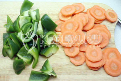 Морковь режим круглешками, перец крупными треугольниками