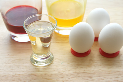 Яйца заранее отварите и остудите. Краски развести с укусом и небольшим количеством воды (следуйте инструкции к краскам). Добавьте по 150 мл. воды и подождите 2-3 минуты