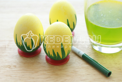 Нанести рисунки зелёным фломастером на сухие окрашенные яйца. У нас это травка для примера, вы можете нанести узоры по желанию