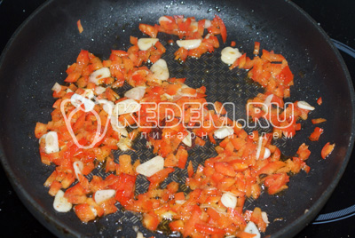 Половинку болгарского перца и чеснок мелок порезать и обжарить с добавлением соли и перца по вкусу