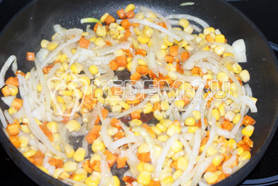 Пассеровать на растительном масле мелко нарезанный болгарский перец, нарезанный полукольцами лук и консервированную кукурузу