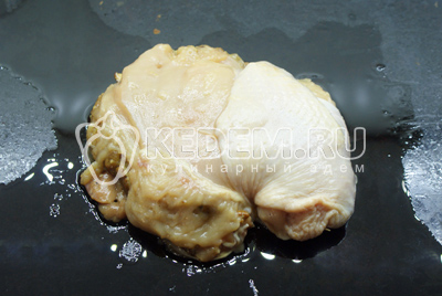 На противень политый маслом выложить куриное филе. На половину филе выложить грибы и закрыть второй половиной филе, слегка скрепить зубочистками