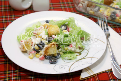 Салат с крабовыми палочками, маслинами и сухариками