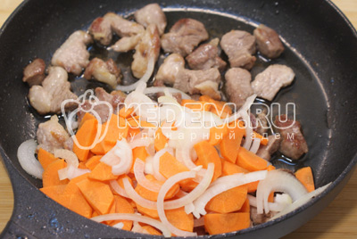 Мясо обжарить на растительном масле 5-7 минут. Добавить крупно нарезанный лук и морковь. 