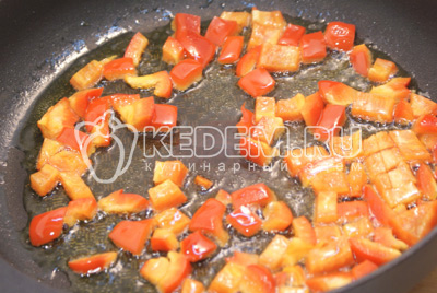 Для соуса на 1 ст. ложке оливкового масла обжарить кубиками нарезанный болгарский перец