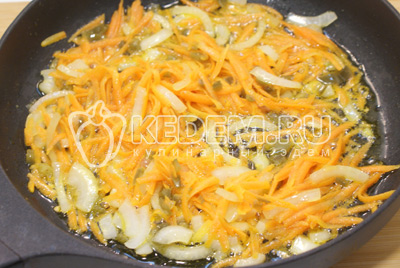 На сковороде с растительным маслом обжарить лук, морковь и перец